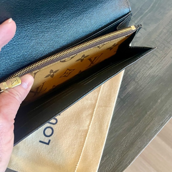 Louis Vuitton Reverse Monogram Sarah Wallet - Picture 10 of 14